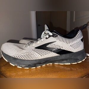 Brooks Revel 5 White and Black Athletic Shoes Women Size 8.5 M